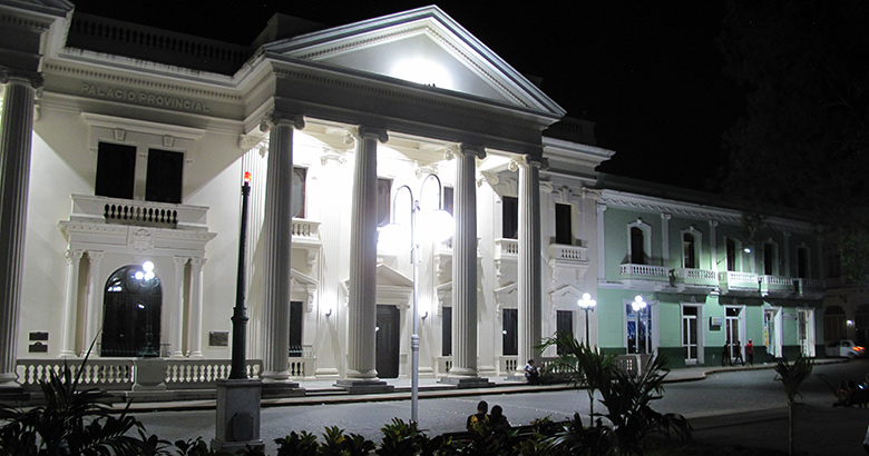 Santa Clara park Leoncio Vidal at night